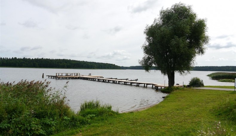 Pomost przy plaży Bielnik nad jeziorem Necko, fot. Iza Kosakowska