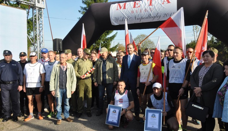 Strażnicy graniczni zakończyli bieg "Wokół Niepodległej" w Berżnikach, fot. Iza Kosakowska