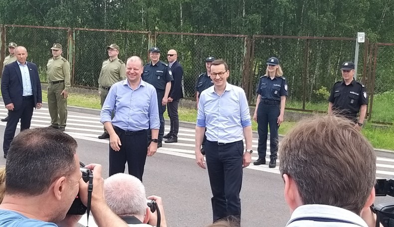 Saulius Skvernelis i Mateusz Morawiecki na przejściu granicznym w Budzisku, fot. Iza Kosakowska