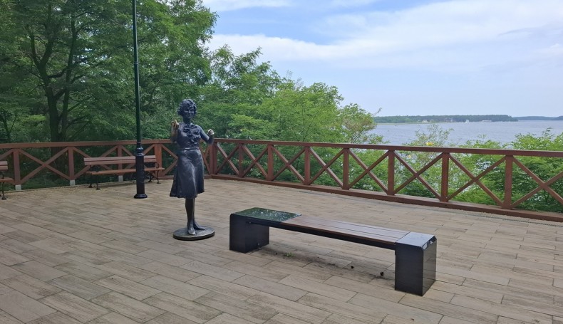 Ławeczka i pomnik Marii Koterbskiej nad jeziorem Necko w Augustowie, fot. Marta Sołtys