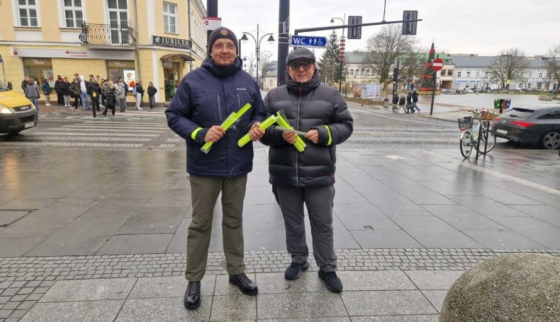 Akcja "Błysk - dbamy o bezpieczeństwo", inicjatywa suwalskich radnych z klubu PiS, fot. Areta Topornicka