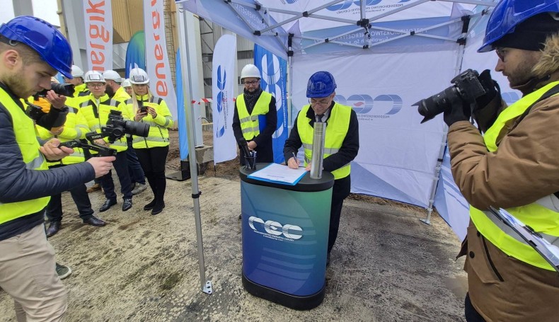 W Przedsiębiorstwie Energetyki Cieplnej w Suwałkach wmurowano akt erekcyjny pod budowę nowych kotłów parowych na biomasę, 11.04.2025, fot. Iza Kosakowska