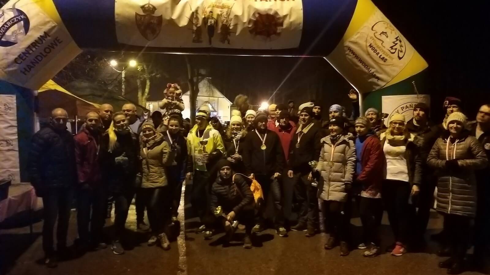 Biegli samotnie po ciemnym lesie - 140 osób wzięło udział w Nocnym Biegu Powstańca