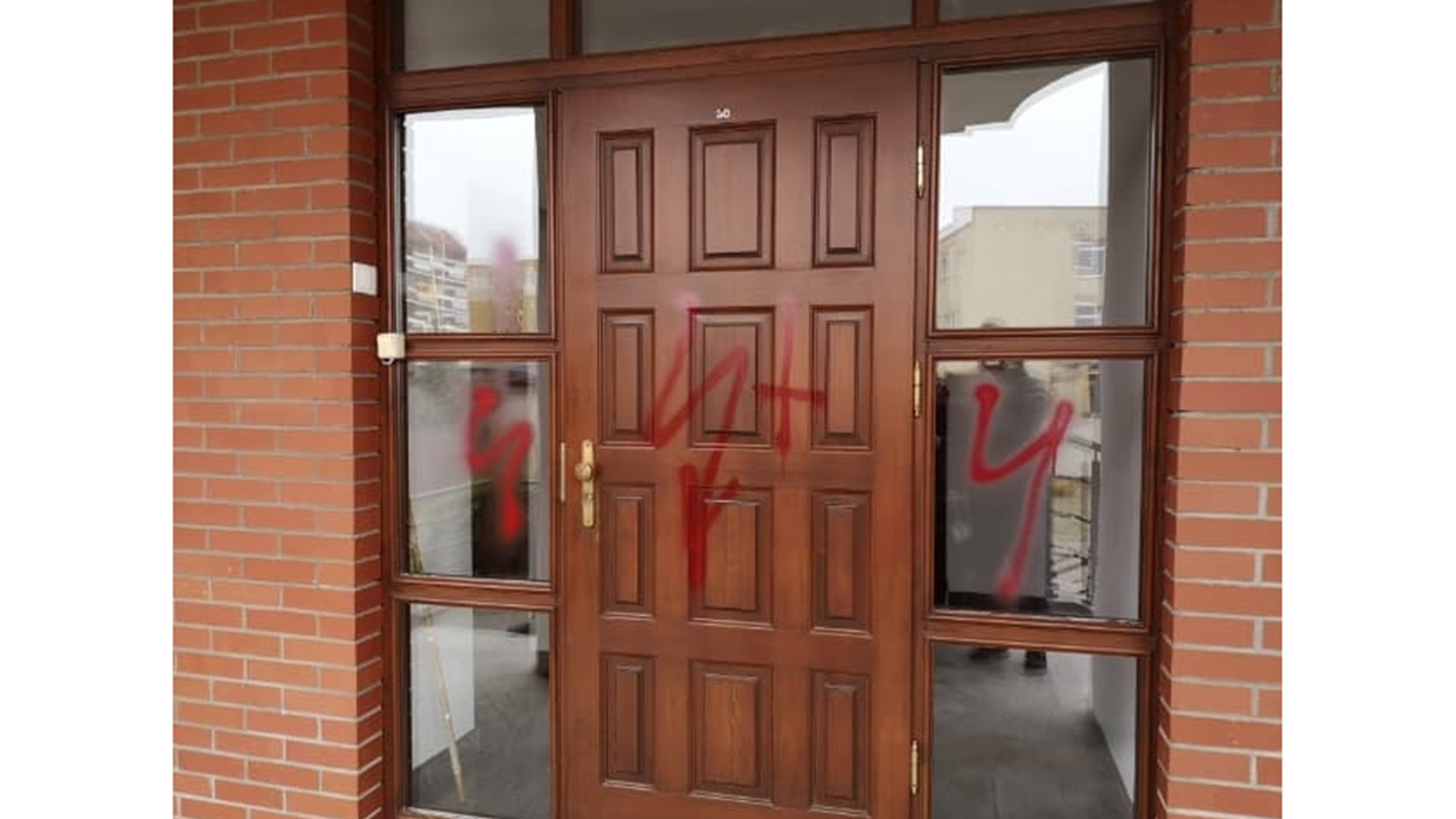 Ktoś pomalował czerwoną farbą elewację i drzwi budynku klasztoru franciszkanów w Suwałkach