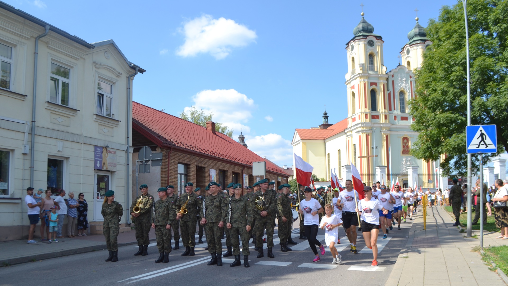 Setna rocznica powstania sejneńskiego przed pomnikiem w Sejnach