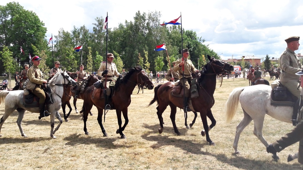 Ułani zaprezentowali umiejętności jeździeckie podczas Pikniku Kawaleryjskiego w Suwałkach