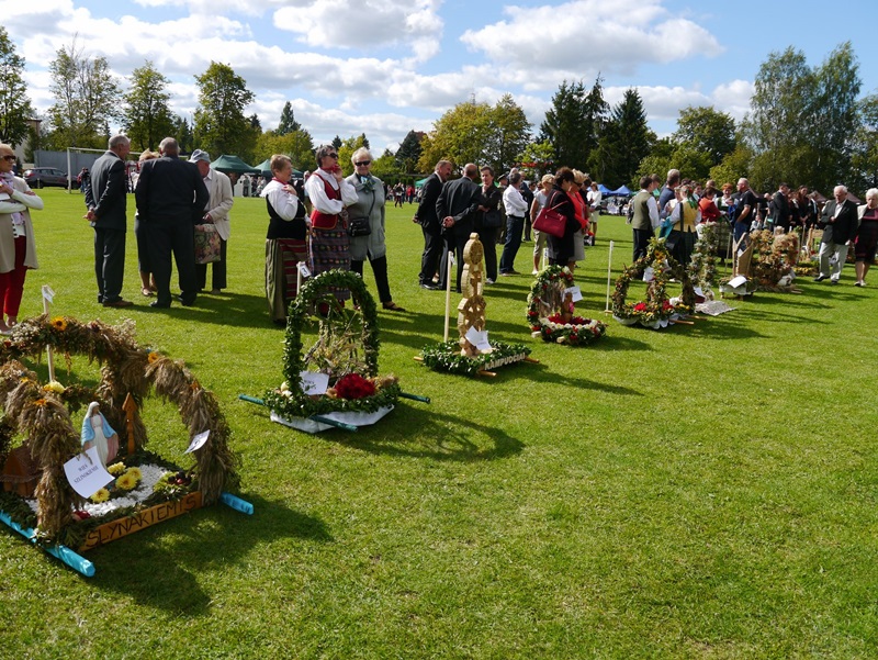 Pokaz sprzętu rolniczego i prezentacja wyrobów kuchni regionalnej na Dożynkach Powiatu Sejneńskiego