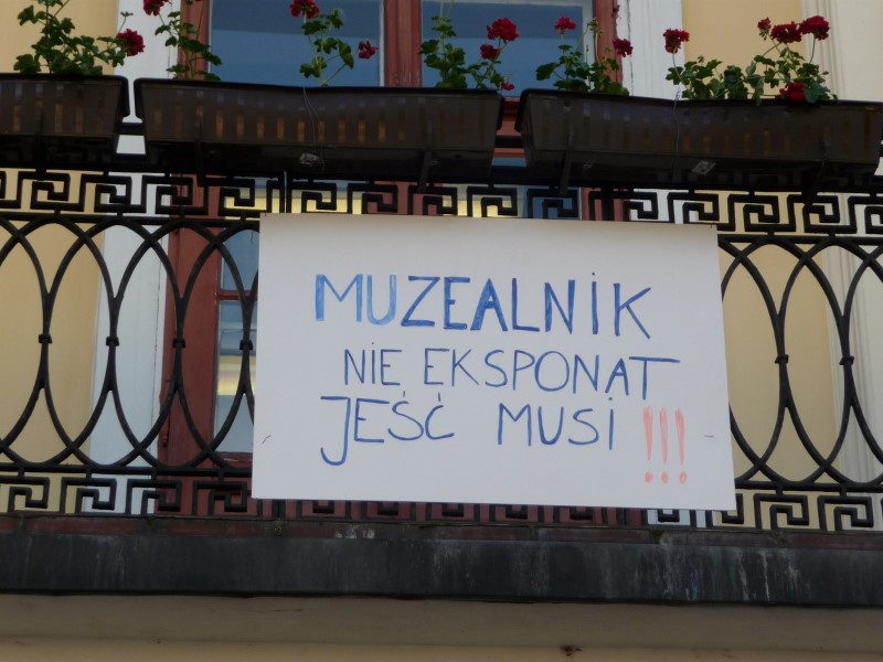 Suwałki:  Pracownicy instytucji kultury zaprotestowali podczas Nocy Muzeów