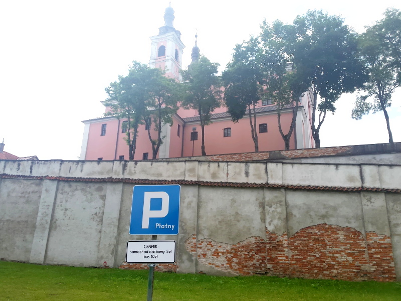 Od niedawna turyści płacą za parking przy klasztorze w Wigrach