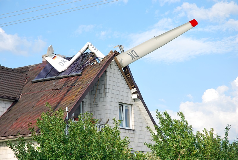 Suwalszczyzna:  Szybowiec zawisł na dachu domu