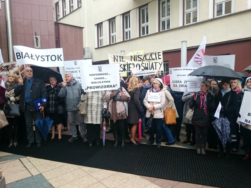 Białystok:  Około 150 osób protestowało przeciwko planowanej reformie edukacji