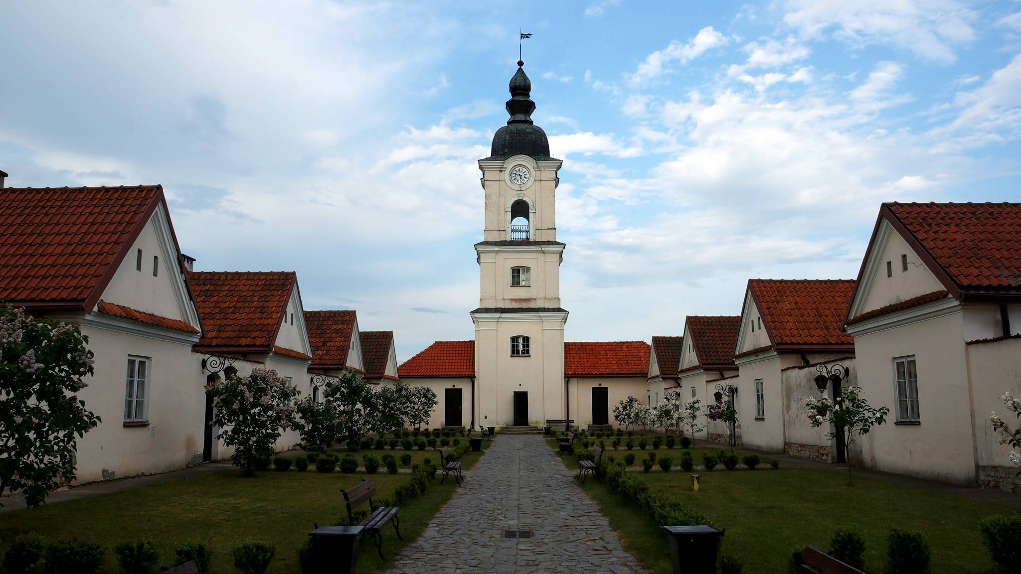 Turyści często wybierają okres spokojniejszy, poza sezonem - mów ks. Jacek Nogowski prezes Fundacji Wigry Pro
