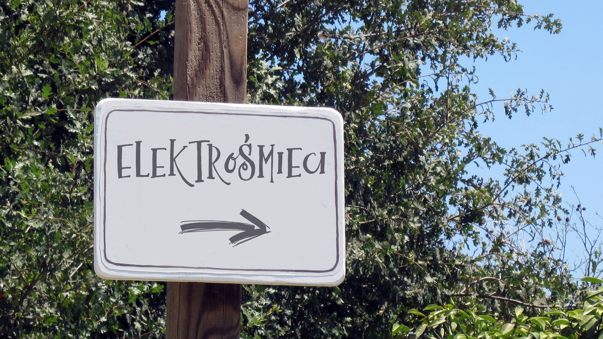 Mieszkańcy Raczek skarżą się, że nie mają gdzie wyrzucać odpadów budowlanych i starych mebli