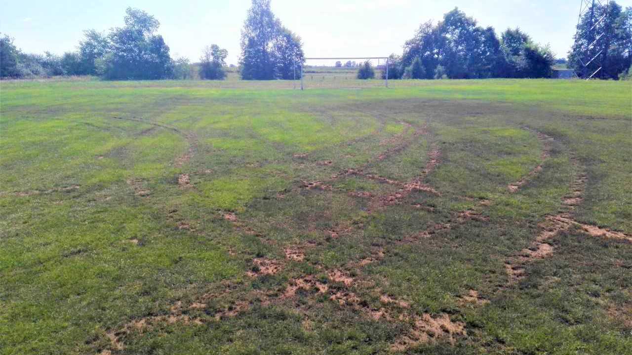 Wandale zniszczyli murawę na stadionie Polonii Raczki