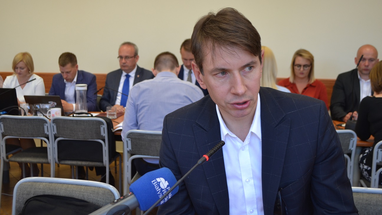 Augustowski radny Marcin Kleczkowski skrytykował młodzieżową akcję sprzątania okolic jeziora Necko