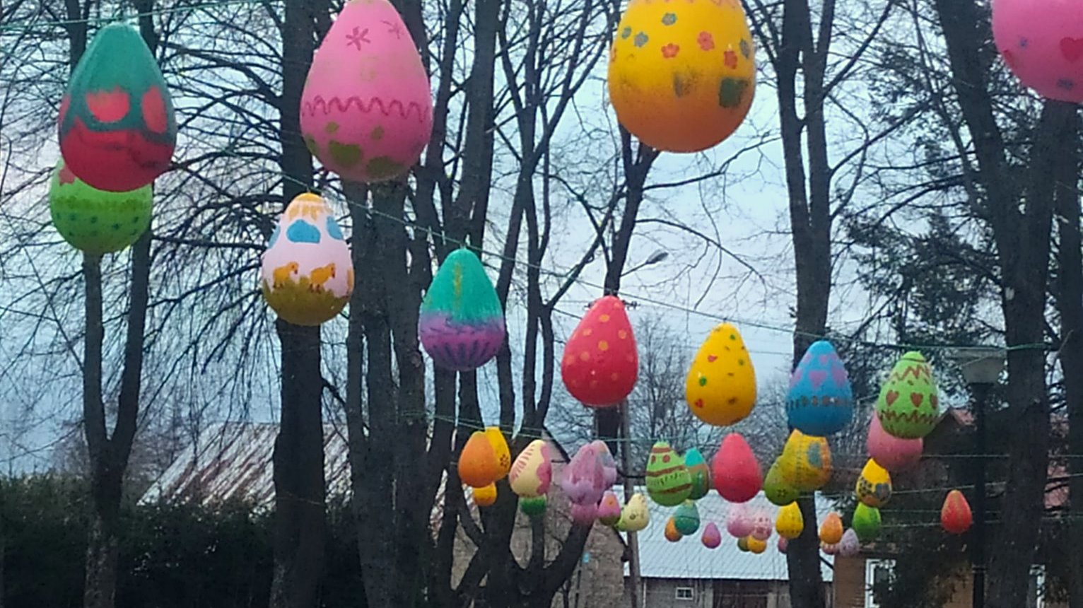 Około 60 wielkanocnych jajek pojawiło się w parku w Lipsku