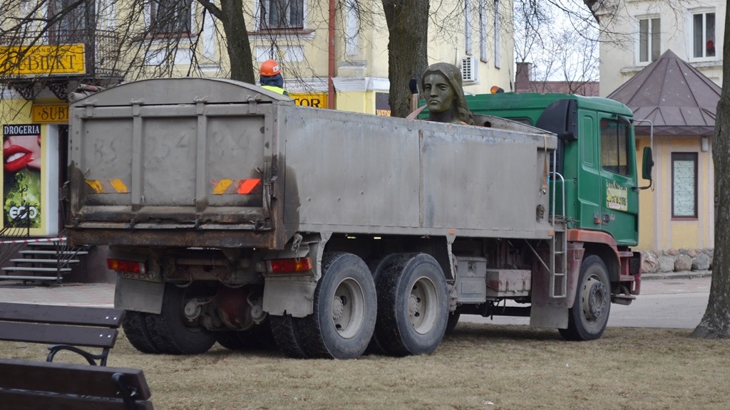 Pomnik 25-lecia PRL opuścił warszawską Królikarnię i wrócił do Sejn