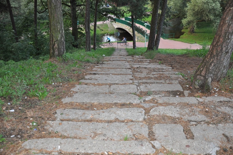 Schody nad Czarną Hańczą doczekają się remontu. Dziś jest tam zakaz wchodzenia