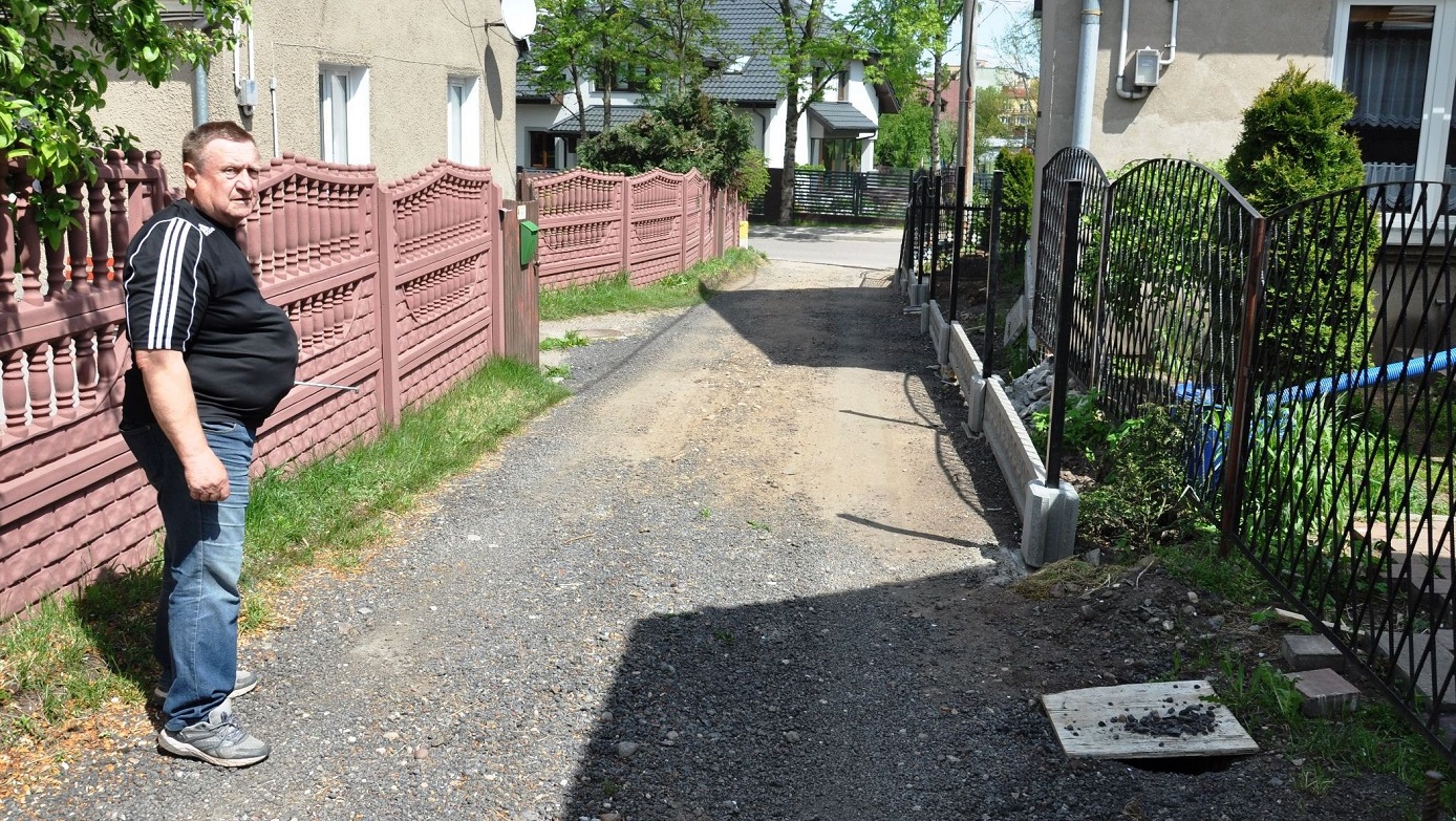 Droga przy ulicy Staszica wciąż jest wąska. Nie pomogło spotkanie w ratuszu