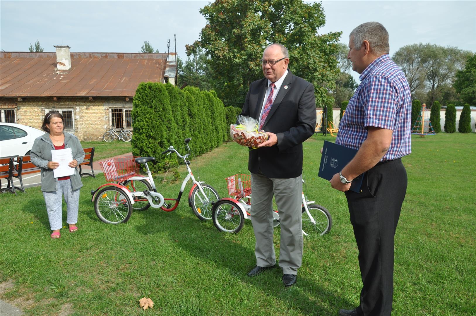 Dwa specjalistyczne, trzykołowe rowery trafiły do osób niepełnosprawnych w Suwałkach