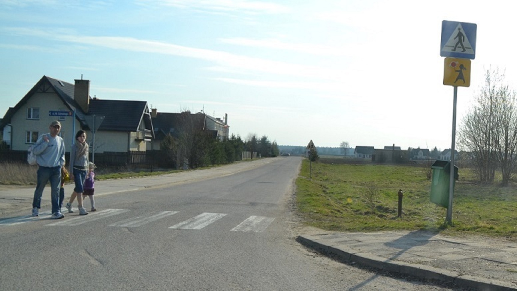 Dziurawa droga prowadząca do szkoły w Raczkach przejdzie gruntowny remont