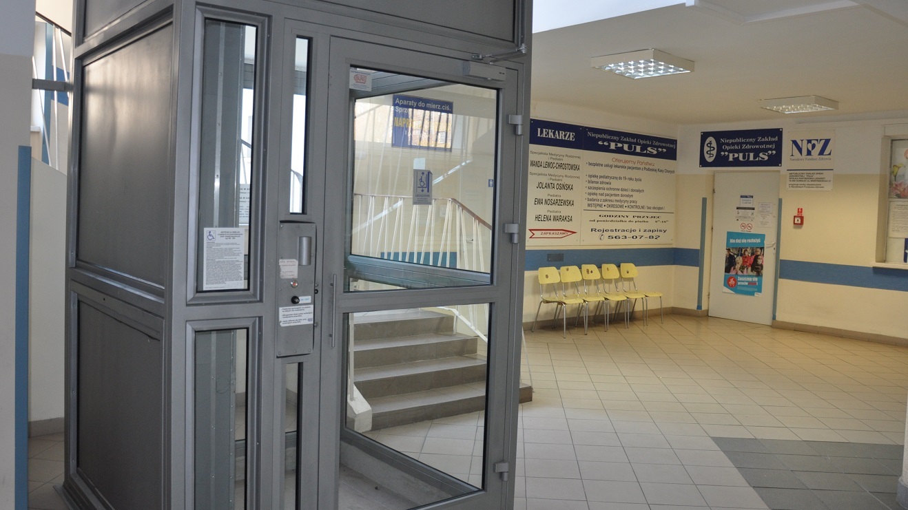 Niepełnosprawna suwalczanka musiała zrezygnować z wizyty u lekarza, bo nie dostała się do windy