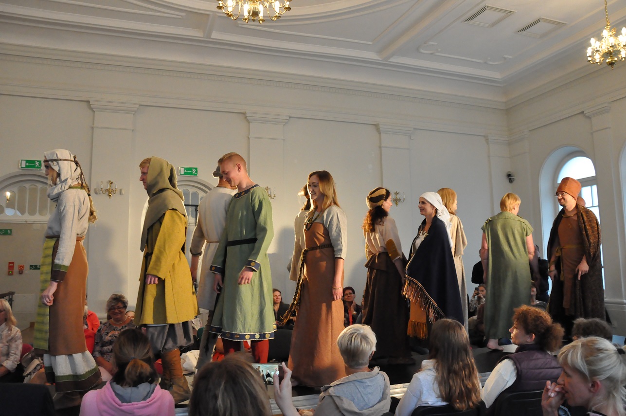 Suwałki. Pokaz mody sprzed wieków