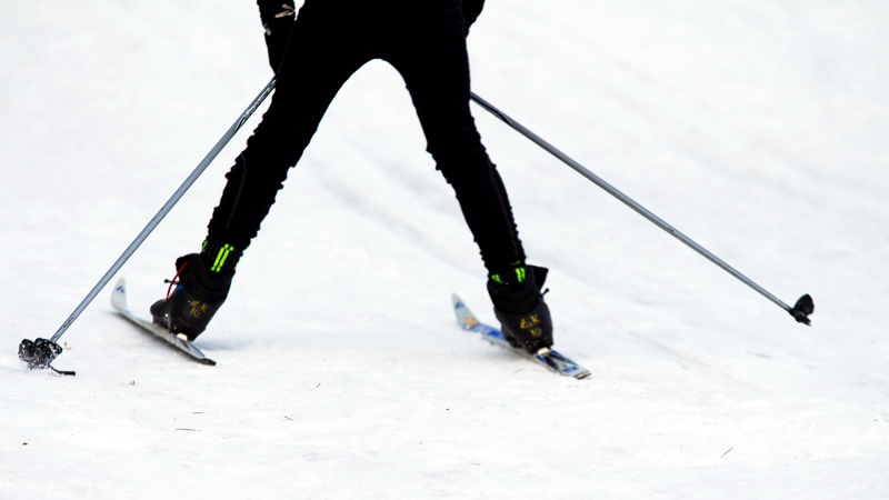Na nartach po świeżo zamarzniętym zalewie. OSiR ostrzega