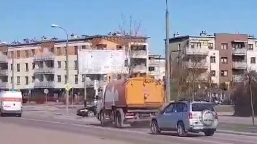 Zamiatarki jeżdżą po ulicach Suwałk w godzinach szczytu i powodują korki