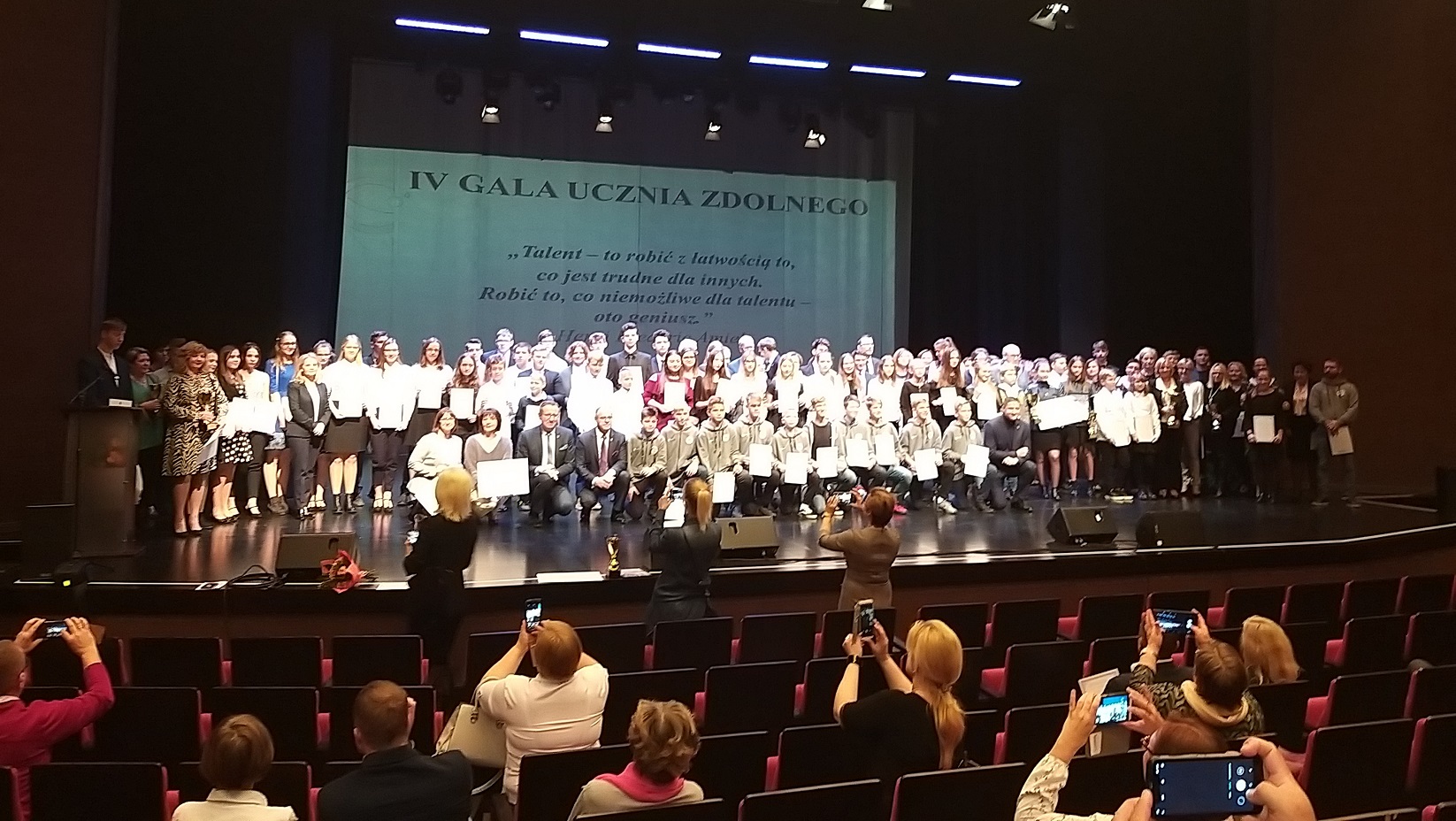 Stypendia, nagrody pieniężne i liczne gratulacje. Gala Ucznia Zdolnego w Suwałkach