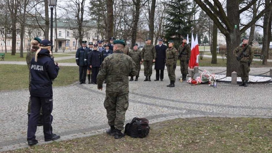 O 8.41 suwalskie służby mundurowe oddały hołd ofiarom katastrofy smoleńskiej