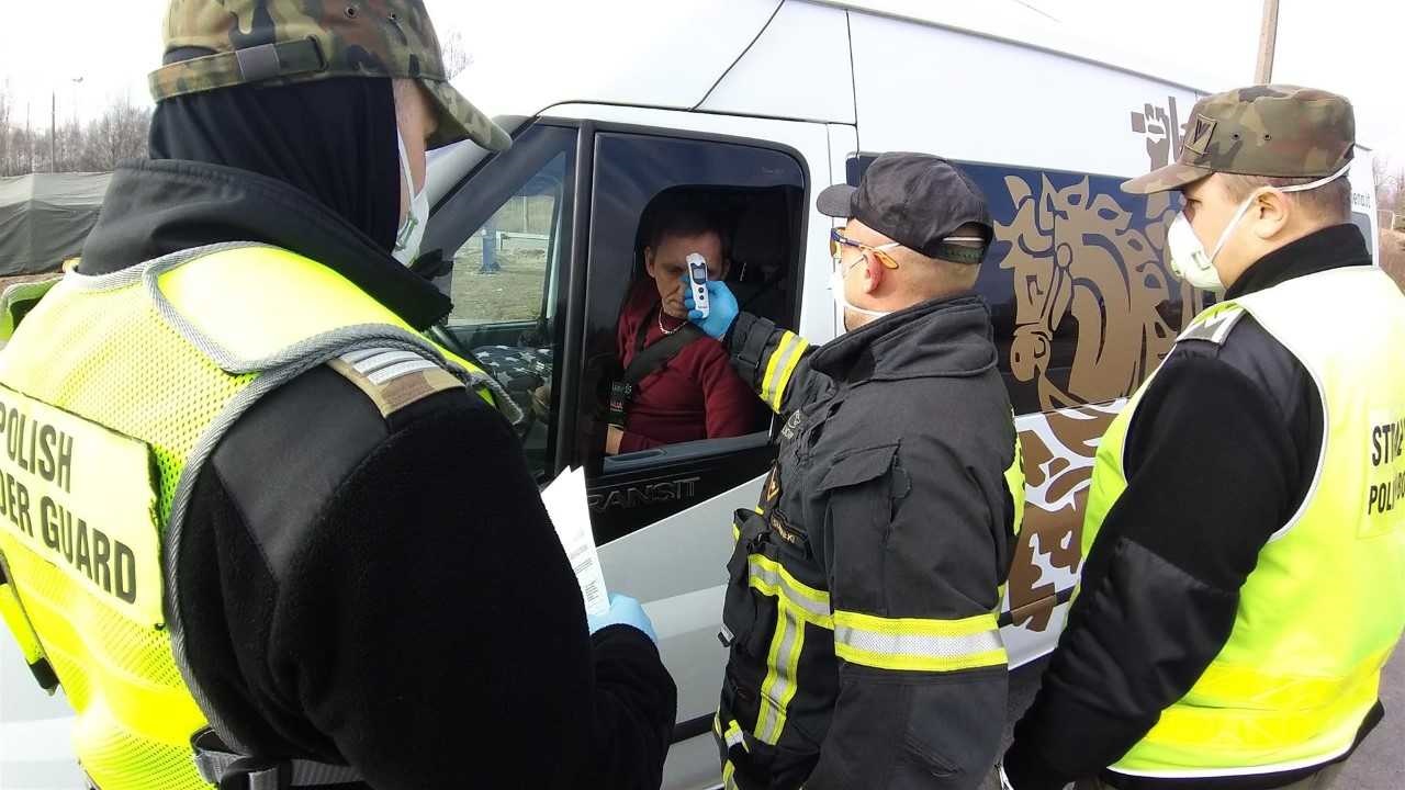 W Budzisku i Ogrodnikach zatrzymywany jest każdy autobus i bus. Mundurowi sprawdzają temperaturę