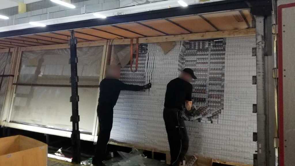 Blisko 325 tys. paczek nielegalnych papierosów przechwycono w pobliżu polsko-litewskiej granicy w Budzisku