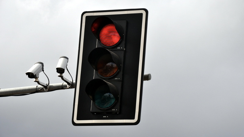 Na ul. Witosa w Suwałkach trwają prace związane z przeniesieniem sygnalizacji świetlnej