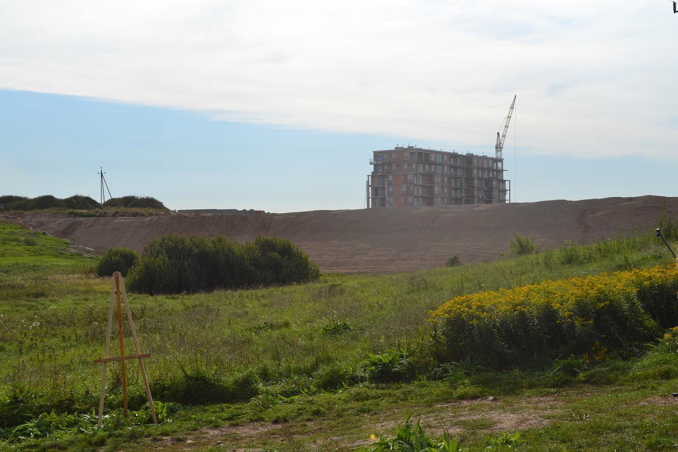 Mieszkańcy osiedla domków jednorodzinnych narzekają, że suwalski Ratusz zmienia ich okolicę w betonowe blokowisko