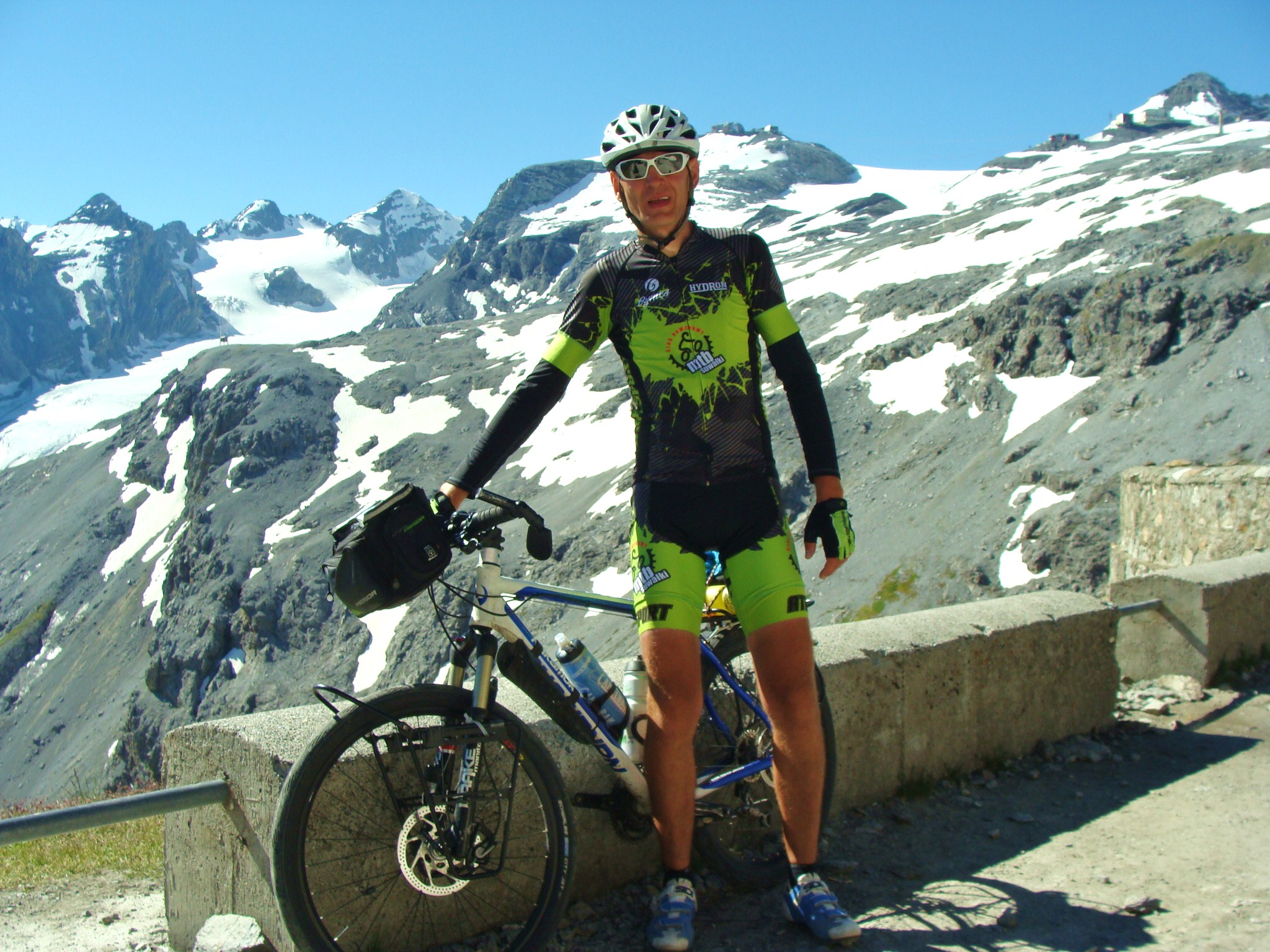 Suwalczanin Dariusz Tasior przejechał rowerem przez najwyższą przejezdną włoską przełęcz Stelvio w Alpach Wschodnich