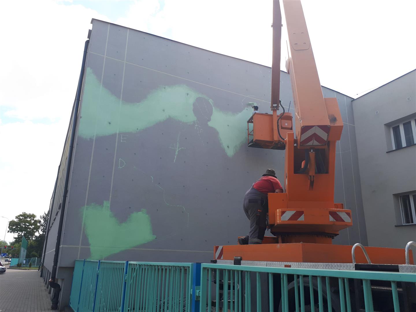 Widać już Aleksandrę Piłsudską. W Suwałkach powstaje kolejny mural