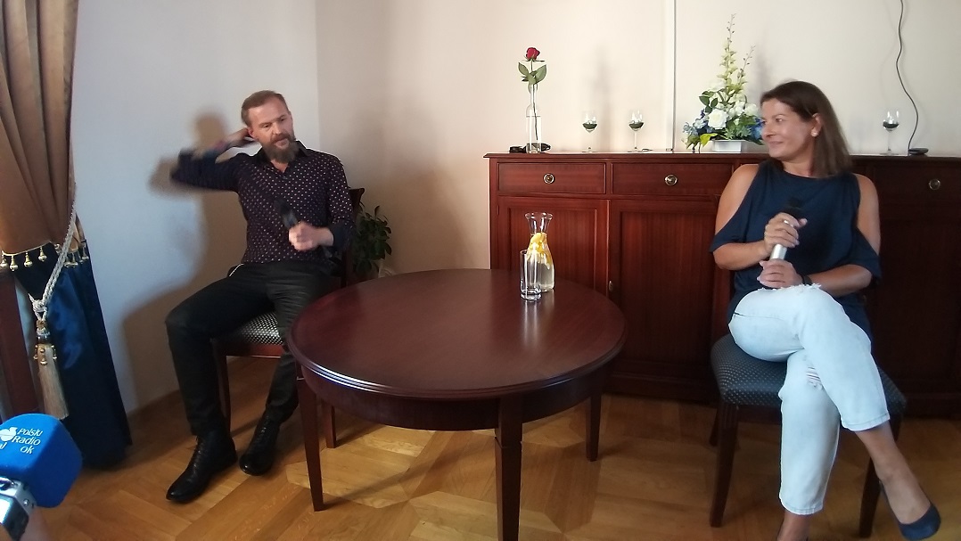 Tomasz Organek promował książkę w Dowspudzie. Sala w Kordegardzie była pełna fanów