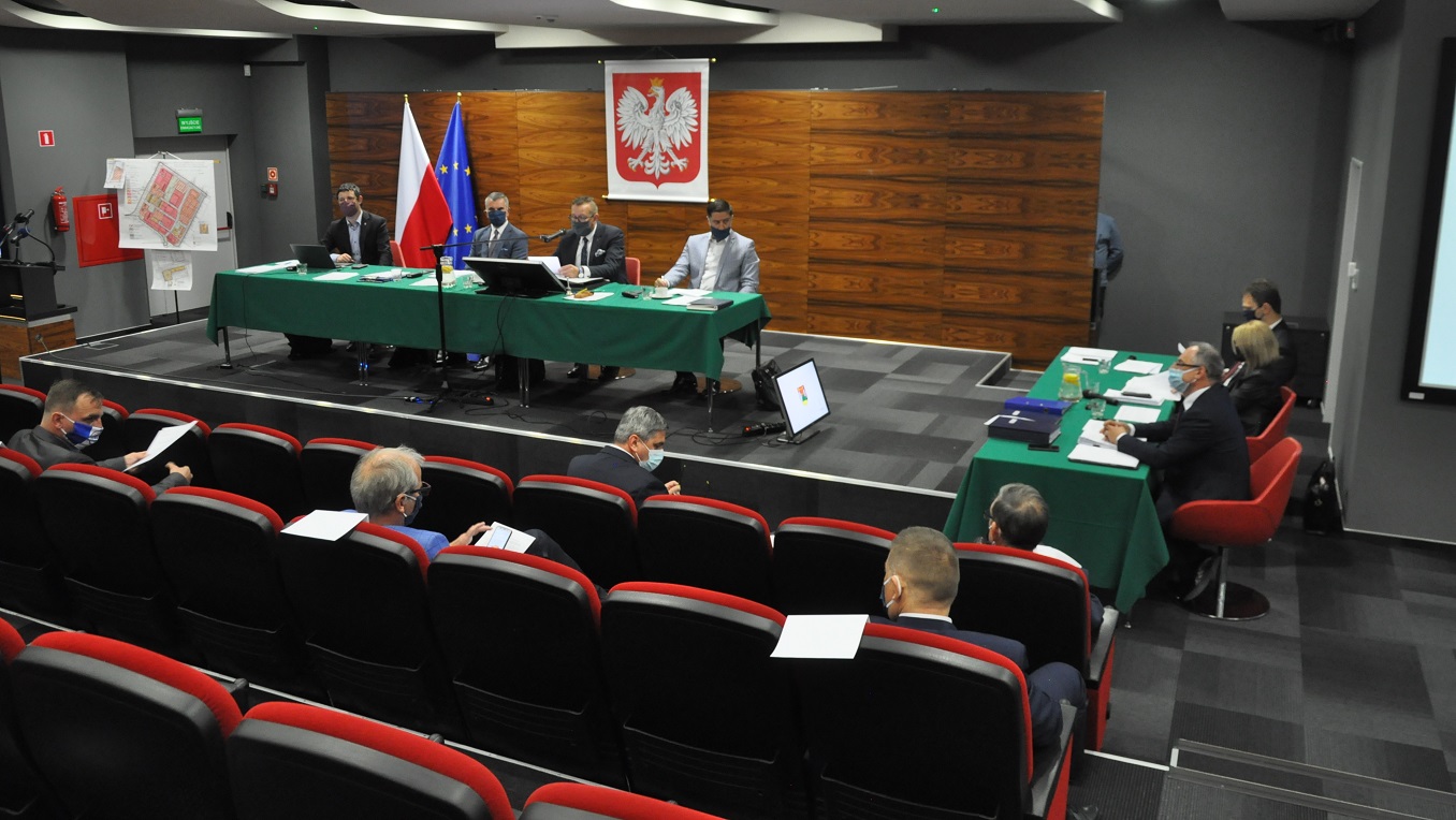 Płynącą po jeziorze zwinna żaglówka, czy raczej przeładowany statek pasażerski? Suwalscy radni spierali się o raport o stanie miasta