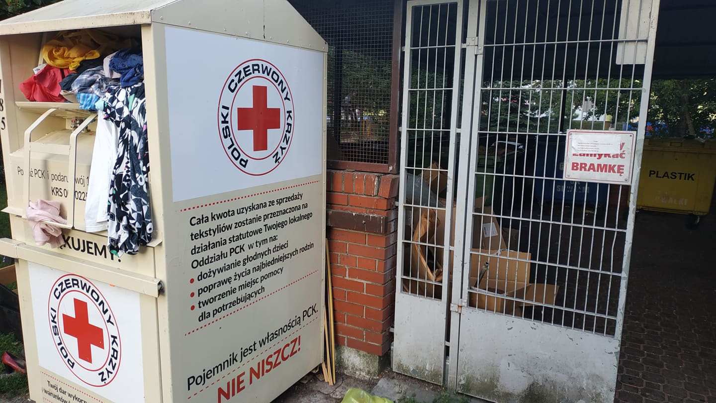 Suwałki. Ubrania wypadają z kontenerów PCK