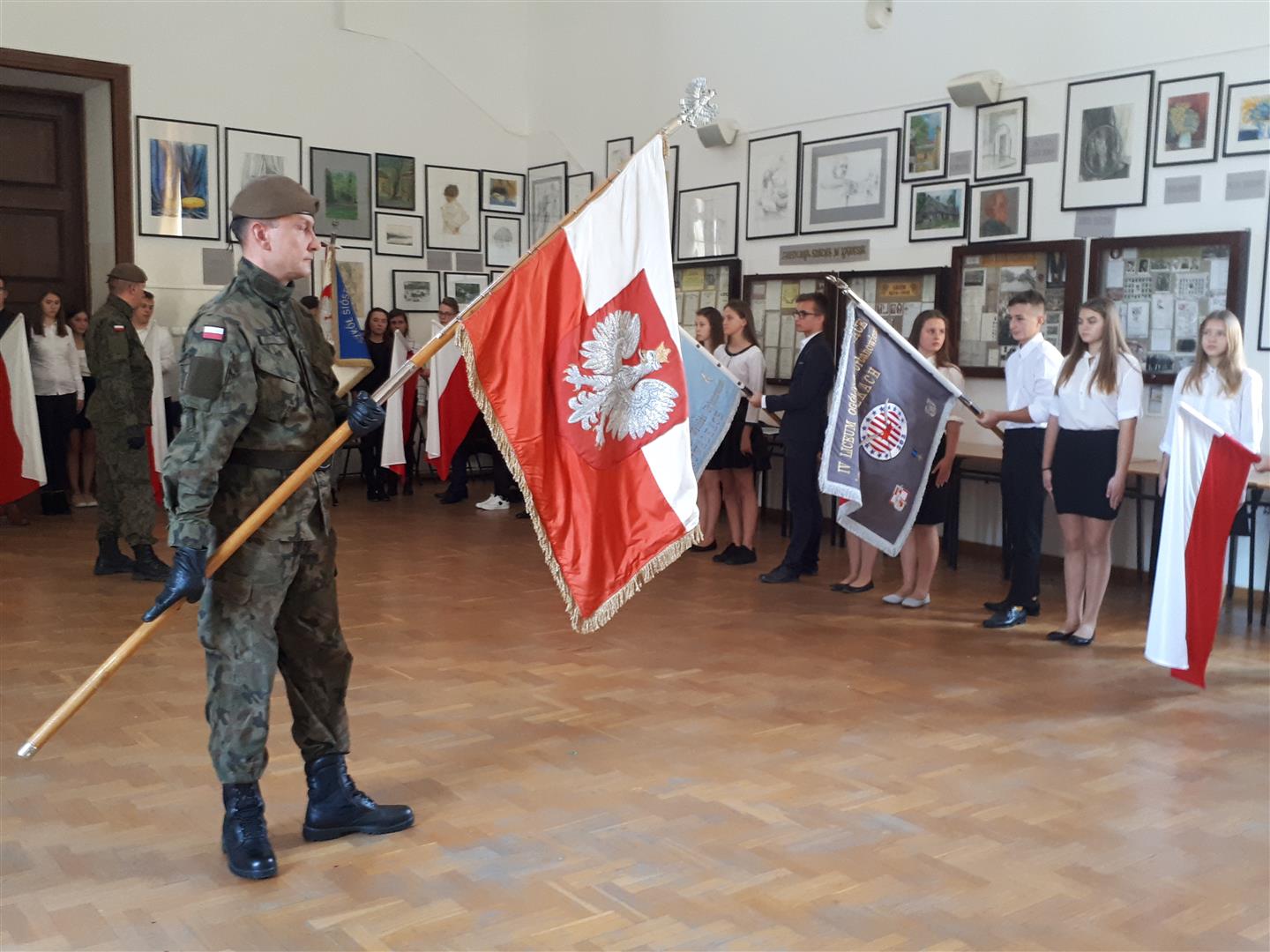 Bycie w poczcie sztandarowym jest zaszczytem — mówią uczestniczy szkolenia dla szkolnych pocztów sztandarowych