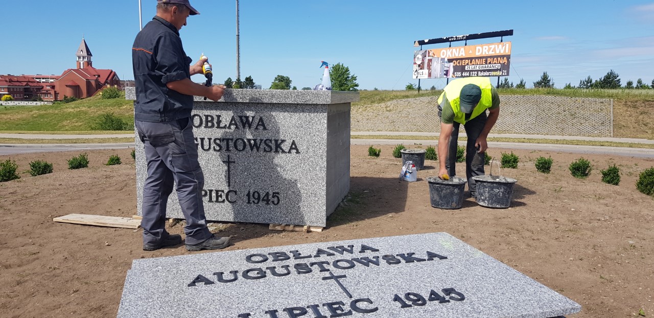 Suwałki. Rozpoczęło się montowanie pomnika ofiar Obławy Augustowskiej