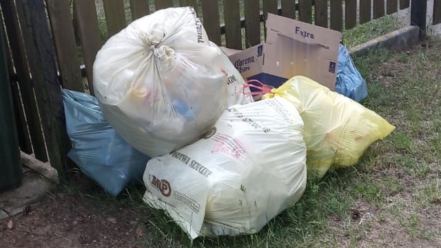 Dopiero po miesiącu i paru interwencjach wywieziono śmieci z posesji w Serwach