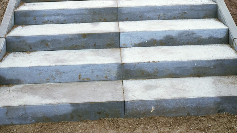 Suwalczanie narzekają na nieporządek przy stromych schodach w sąsiedztwie rzeki Czarnej Hańczy