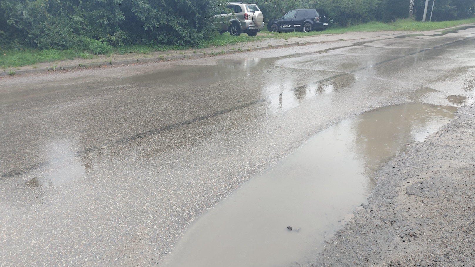 Mieszkańcy suwalskiej ulicy Hubala skarżą się na dziurawą nawierzchnię i fatalny stan techniczny