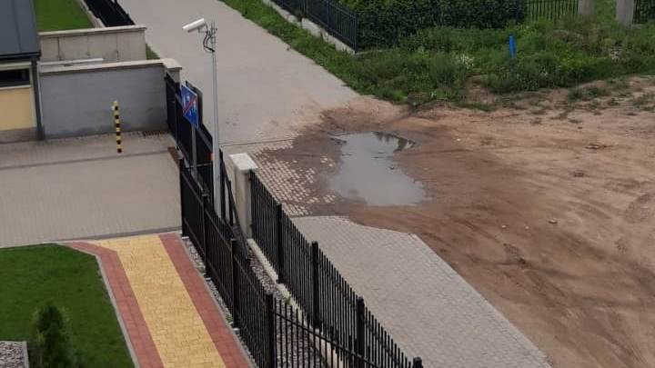 Duża kałuża uprzykrza życie suwalczanom z osiedla położonego nad Czarną Hańczą