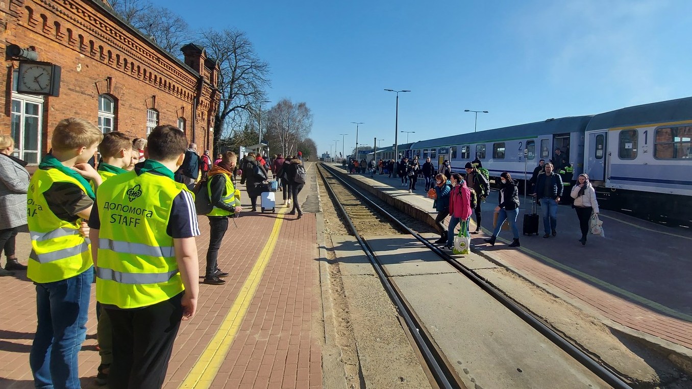 Na dworcu kolejowym w Suwałkach spędzają po kilka, a nawet kilkanaście godzin dziennie