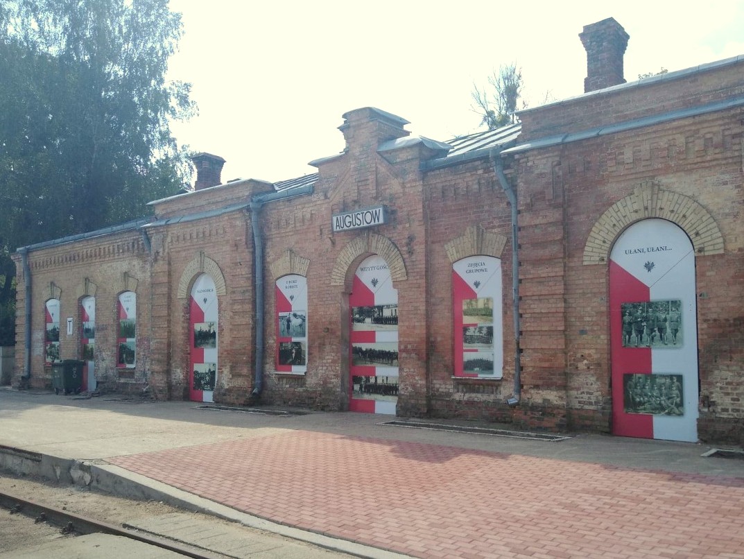 Ułani zamiast poczekalni. Augustowski dworzec PKP nadal zamknięty