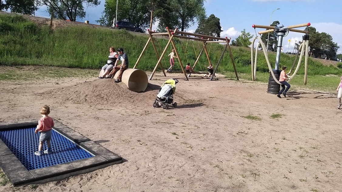 Po ulewnych deszczach plac zabaw przy ulicy Ustronie w Augustowie nie nadaje się do użytku