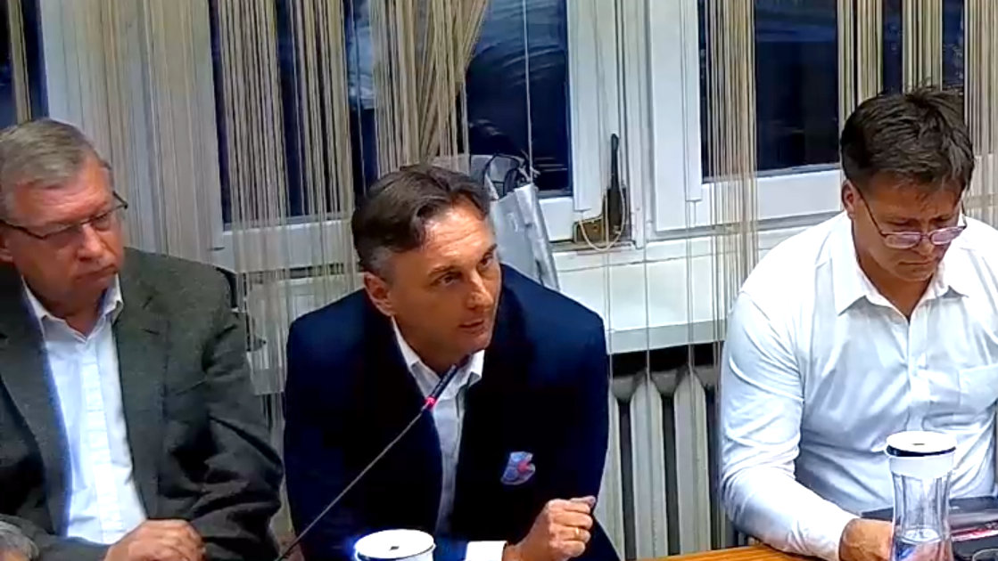 Augustowski radny pyta, dlaczego władze miasta zmniejszyły dodatki dyrektorkom szkół i przedszkoli